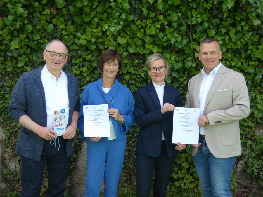 Gestalten gemeinsam die Zukunft junger Menschen: Ausbildungsakquisiteur Christian Jasny, Petra Münstermann (Koordinatorin der Ausbildungsakquisiteure, Kreis Paderborn), Studien- und Berufswahlkoordinatorin und stellvertretende Schulleiterin Simone Flottmeier und Schulleiter Michael Kamp (v.l.). © Karoline Reinstadler 